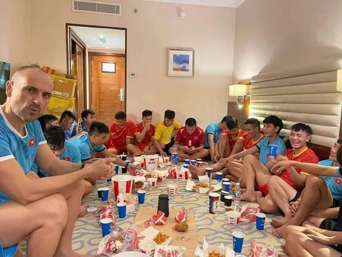 ĐT Futsal Việt Nam mở tiệc ăn mừng tấm vé dự World Cup Futsal tại UAE trước khi lên đường về nước.