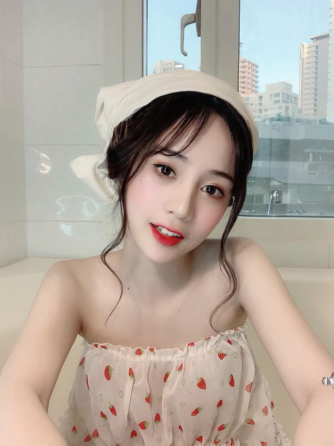 Luôn xuất hiện với vẻ ngoài tươi tắn, Ngọc Duyên trở thành cái tên hot trên mạng xã hội với hàng trăm nghìn lượt theo dõi.