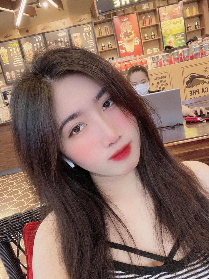 Song song với việc chăm sóc da dẻ, Ngọc Duyên cũng thay đổi kiểu tóc, cải thiện gu ăn mặc. Cô xem rất nhiều tạp chí và các kênh thời trang để biết cách phối đồ hợp với vóc dáng của mình.