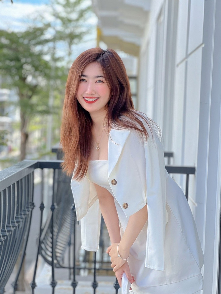 Ngọc Duyên chia sẻ: "Phải thay đổi để có cuộc sống khác đi. Mình nghĩ vậy. Dù không xinh đẹp lộng lẫy thì cũng phải ưa nhìn mới tự tin giao tiếp và tìm được công việc phù hợp. Đó cũng là động lực để mình cỗ gắng cải thiện ngoại hình".