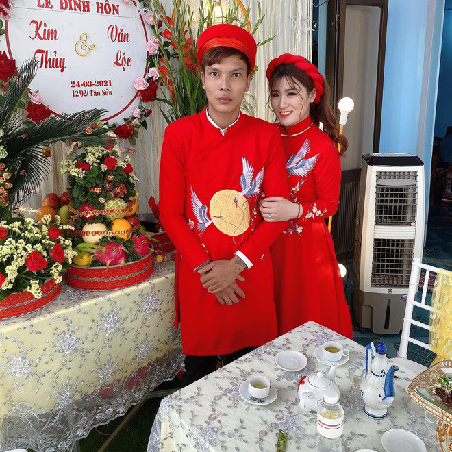 Sau khi kết hôn, Lộc Fuho tiếp tục công việc của mình còn Kim Thuỷ mở shop quần áo.