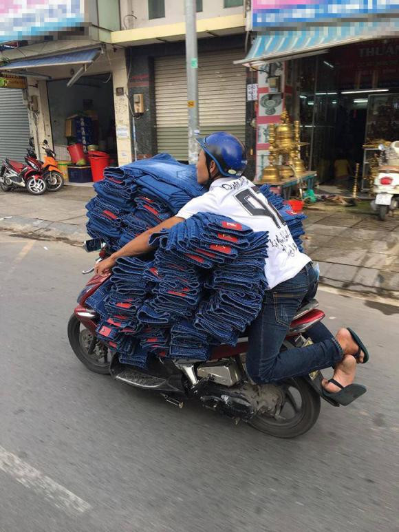 "Ăn đứt bao nhiêu anh shipper giao đồ ăn ở chỗ tôi rồi!", "Tôi dùng 2 tay bưng mâm kia còn có nguy cơ đổ nữa ấy." hay "Trời đất nhìn tốc độ của cô kìa"... là những bình luận dưới đoạn clip về người phụ nữ ship mâm cỗ trên.