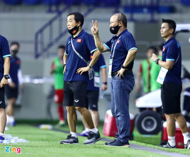 Chỉ ít phút sau khi Malaysia có bàn thắng gỡ hòa, HLV Park Hang Seo đã thể hiện "tài phép" của mình khi thay 2 vị trí trên hàng công của các cầu thủ Việt Nam và lập tức có hiệu nghiệm với pha được hưởng penalty khi Văn Toàn bị phạm lỗi trong vòng cấm.