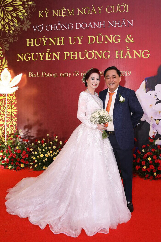 Những hình ảnh cùng sánh đôi của bà Phương Hằng và ông Dũng "lò vôi" từng khiến netizen không ít lần phải ghen tỵ.
