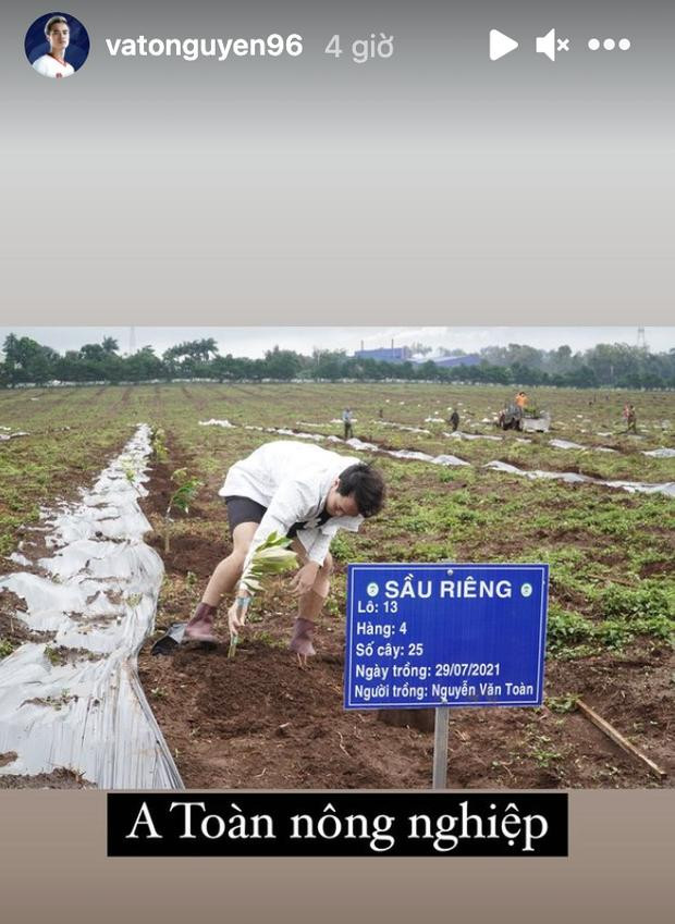 Bên cạnh đó, Văn Toàn cũng là một "Chủ tịch" có bộ óc kinh doanh, thường xuyên xuất hiện với hình ảnh bảnh bao, đâu ra đấy.
