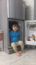 Không chỉ tủ quần áo, tủ lạnh cũng là nơi mà các bé gái lựa chọn để chơi.