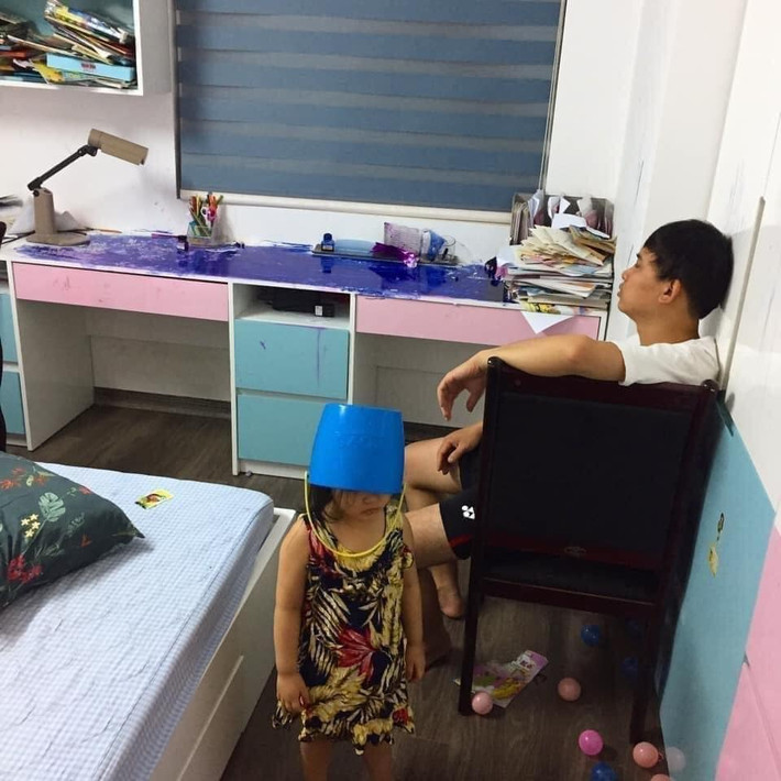 Ông bố chán nản với màn nghịch ngợm bá đạo của cô con gái.