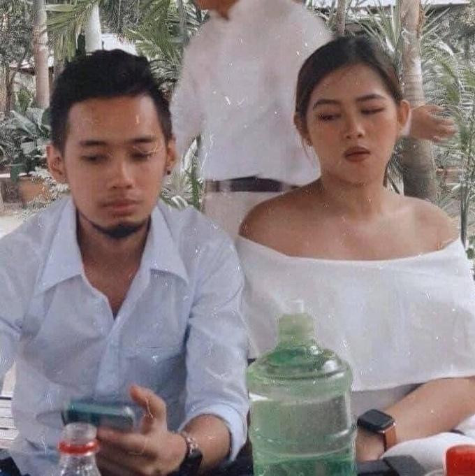 Đang đi ăn cưới mà cầm điện thoại ngoài công việc ắt hẳn có điều gì lén lút.