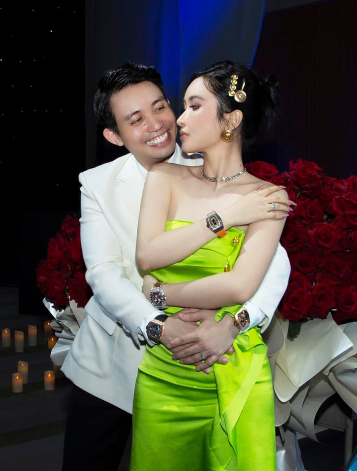 Trong ngày kỉ niệm 9 năm cưới nhau, Minh Nhựa nhắn nhủ vợ: "Thời gian trôi nhanh quá. Chúng ta đã có những lời nói, nụ cười, giọt nước mắt nhiều không đếm được trong 9 năm. Điều vợ chồng mình cùng cảm nhận được là tình yêu cho nhau. Vợ yêu ơi, chúng ta hãy nắm tay nhau đi hết quãng đời còn lại nhé. Chồng yêu vợ".