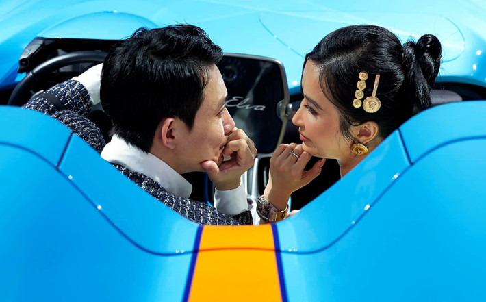 Khi ôm vợ, đại gia ngành nhựa để lộ hai chiếc đồng hồ xa xỉ trên tay: một chiếc trị giá khoảng 30 tỷ đồng, chiếc còn lại 7 tỷ đồng.