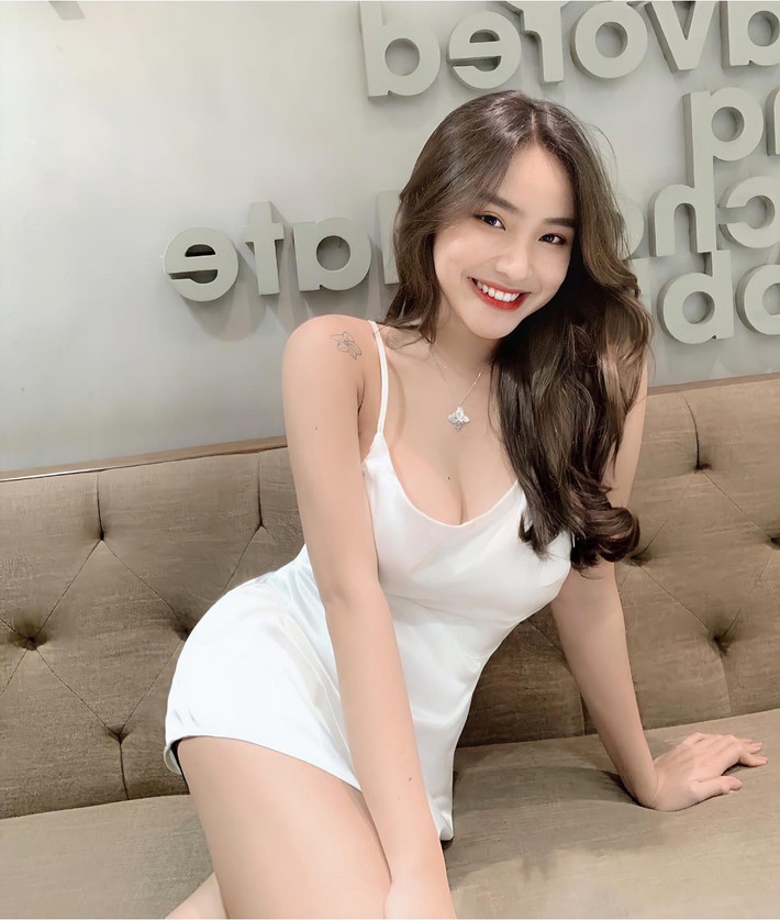 Nhắc đến phong cách cá nhân, Vân Anh thẳng thắn: “Bên cạnh một số người thấy bình thường với phong cách gợi cảm thì vẫn có một số người không thích phong cách gợi cảm dù hiện tại người ta đã dễ dàng chấp nhận hơn. Do mỗi người có một quan niệm thẩm mỹ bởi vậy sẽ có những ý kiến khác nhau...