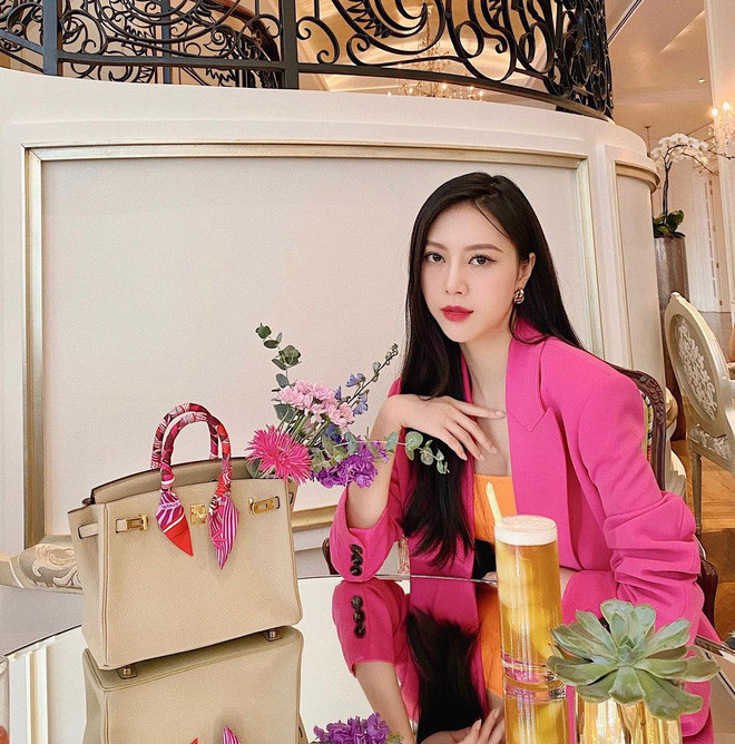 Từng khuấy đảo MXH khi liên tục xuất hiện trên sóng các chương trình như The Look, Người Ấy Là Ai, cựu tiếp viên hàng không Vũ Ngọc Châm dần im hơi lặng tiếng hơn hẳn sau khi kết hôn với chồng CEO.
