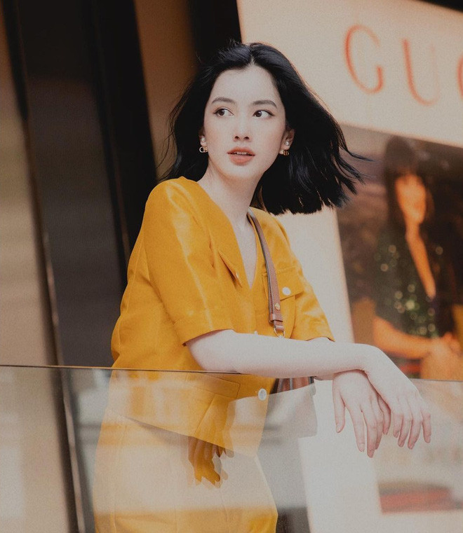 Ngoài nụ cười rạng rỡ, làn da trắng hồng không chút tì vết của Cẩm Đan, nhiều người nhận ra rìa cửa phía trên méo mó bất thường