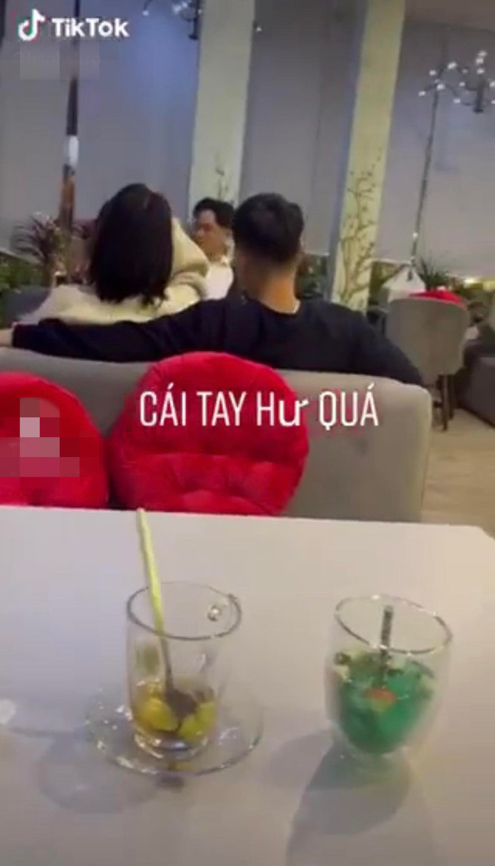 Mặc không gian ồn ào tiếng cười nói, ánh mắt khó hiểu của rất nhiều khách xung quanh, cặp đôi vẫn vô tư thực hiện hành động phản cảm. Đỉnh điểm là "bàn tay xấu xí" của chàng trai thoải mái đụng chạm vào những bộ phận nhạy cảm của đàng gái.