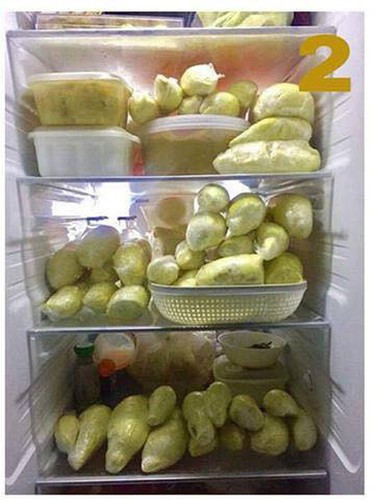 Ấy thế mà đây mới chỉ là 1 phần trong số sầu riêng đang được trữ đông. Bởi Trang Lê cho biết: "Mình ở Sài Gòn còn ba mẹ mình ở Khánh Sơn (Khánh Hoà), nơi nổi tiếng trồng sầu riêng hạt lép ngon xỉu. Mùa sầu riêng ở đây trễ hơn các vùng miền khác...