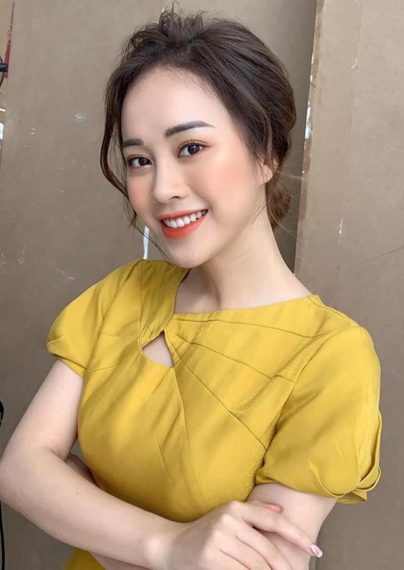 Tuy nhiên, nữ MC xinh đẹp của VTV6 vẫn giấu kín danh tính nửa kia khiến dân tình tò mò.