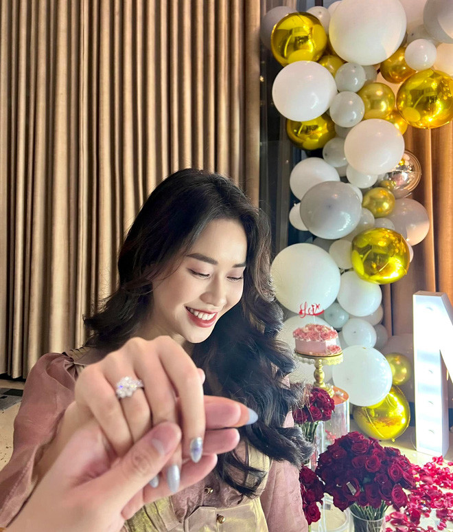 Ngô Mai Phương - nữ MC xinh đẹp của VTV6 cũng hạnh phúc khoe nhẫn cầu hôn cách đây không lâu.