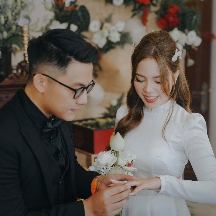 Một chi tiết đáng chú ý nữa trong đám hỏi của Tống Đông Khuê, Matt Liu - bạn trai Hương Giang cũng góp mặt trong dàn bê tráp nhà trai.