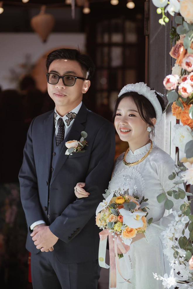 Thiếu gia hệ thống phở nổi tiếng kiêm hot YouTuber Tân Một Cú cũng vừa tổ chức đám hỏi với bạn gái - Mi Tóc Xanh sau 3 năm hẹn hò.