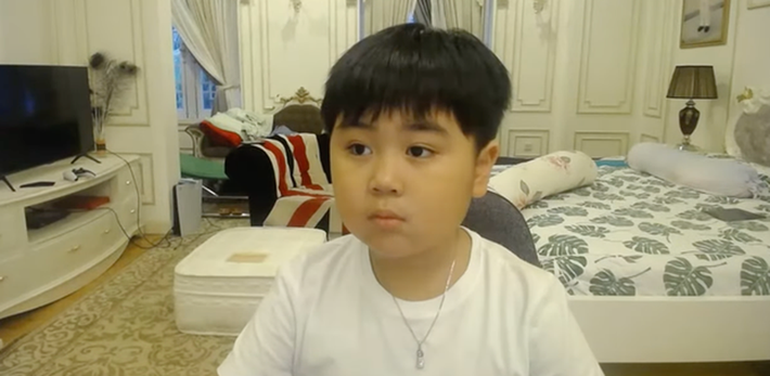 Dân mạng ai cũng đang háo hức đặt gạch chờ xem tối nay, bà Phương Hằng có đăng ảnh sinh nhật Huỳnh Hằng Hữu không đây.