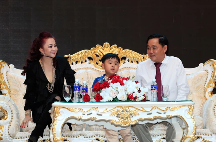 Cụ thể, trong đêm Trung thu tưng bừng tối nay, bà Phương Hằng quyết định sẽ ngưng xuất hiện để đón tiệc sinh nhật con trai cưng kiêm Chủ tịch HĐQT tương lai của Đại Nam - Huỳnh Hằng Hữu.