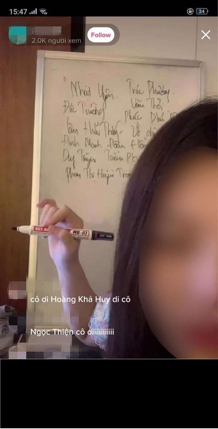 Cô giáo Vật lý Trần Thanh Nga nổi lên nhận được nhiều bình luận tích cực hơn bởi lẽ sở hữu thành tích học tập "đỉnh" và những buổi phát sóng giảng dạy, truyền tải nhiều kiến thức cho học sinh.