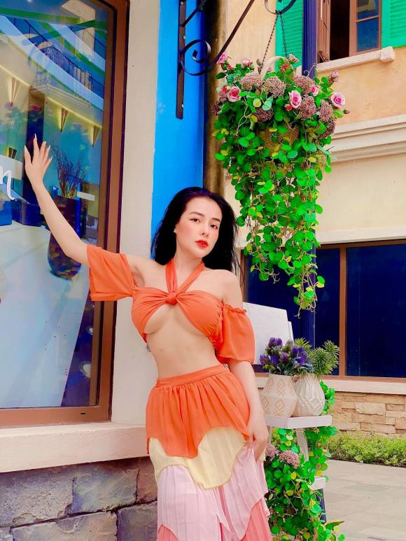 Cái tên Ngân 98 không còn xa lạ với nhiều người. Hình tượng mà người đẹp theo đuổi trước giờ là sự nóng bóng, gợi cảm. Nhắc đến cái tên này, netizen liền nghĩ ngay đến những bức ảnh khoe vòng 1 táo bạo.