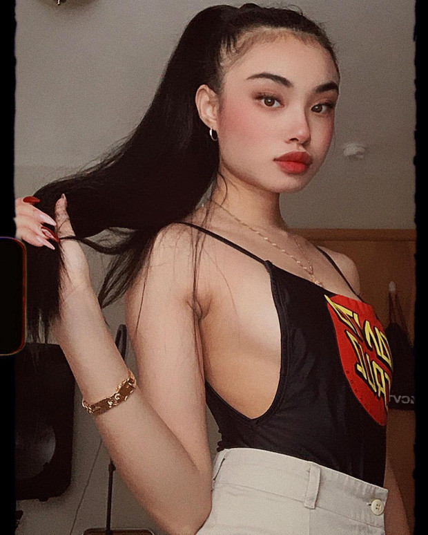 Đặc biệt vì sở hữu body đẹp nên vlogger Phương Uyên cũng không ngại chuyện đăng ảnh quyến rũ ên mạng xã hội cho dân tình cùng ngắm.