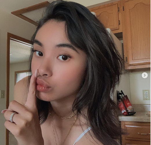 Phương Uyên rất thường xuyên thả thính bằng ảnh gợi cảm trên Instagram.