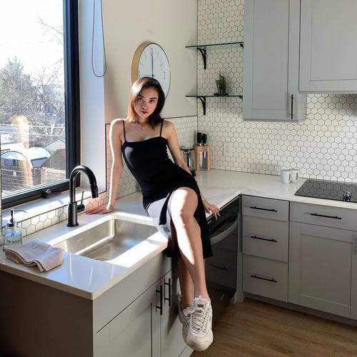 Trong bộ ảnh, Uyên khoác ngoài cái áo ấm được cởi một cách hờ hững, bên trong là lớp áo nội y khoe trọn vòng 1 "căng cực" khiến netizen liên tục trầm trồ vì body bóng lửa.