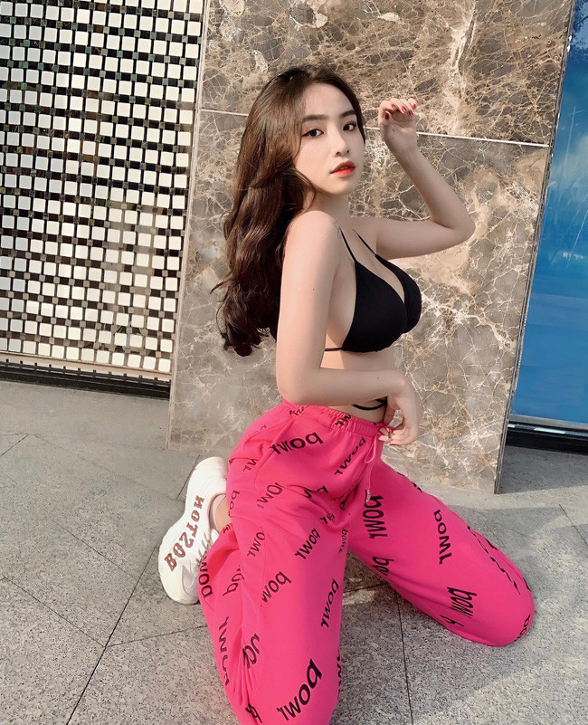 Vân Anh từng chia sẻ, cô chỉ ăn mặc gợi cảm khi chụp ảnh, còn trong cuộc sống đời thường, cô chọn trang phục phù hợp với môi trường, hoàn cảnh.
