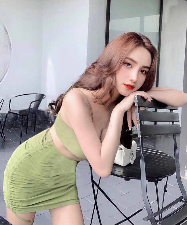 Vân Anh được biết đến nhờ gương mặt đẹp và vóc dáng nóng bỏng. Cô sở hữu body nuột nà với số đo 83-67-87 (cm).