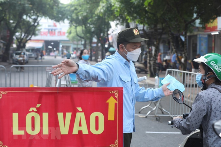 Nhiều quận trên địa bàn Hà Nội đã triển khai phát thẻ đi chợ luân phiên cho người dân theo giờ và theo ngày chẵn, lẻ nhằm giảm thiểu tối đa lượng người đi chợ, hạn chế tập trung đông người, đảm bảo các yêu cầu về phòng, chống dịch COVID-19. (Ảnh: Minh Quyết/TTXVN)