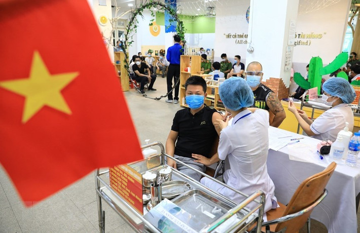 Hà Nội tiếp tục tiêm chủng vắc xin ngừa COVID-19. Đây là chiến dịch tiêm chủng lớn nhất trong lịch sử, dự kiến từ tháng 7/2021 đến 4/2022 cho trên 5,1 triệu người dân. (Ảnh: Thành Đạt/TTXVN)