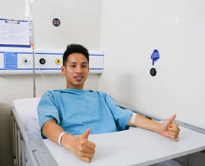 Tới 1h10 (23/3), Mộc Trinh đã có mặt tại bệnh viện với Hùng Dũng. Gặp được chồng, cô không giấu nổi sự xúc động, mắt đỏ hoe còn tay nắm chặt động viên anh.