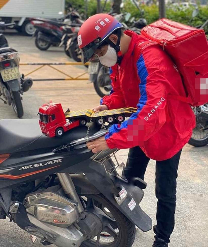 Phải đến khi cô gái uống xong cốc trà sữa, có lẽ shipper mới có thể đi và giao hàng đơn khác.