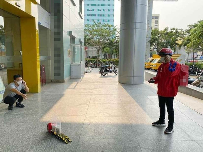 Bởi theo lẽ đơn giản là anh chàng này chỉ việc tìm đến cửa ra vào của cái sân tập thể dục và đi vào trong đưa đồ thay vì ngồi với khách hàng để nhìn họ thưởng thức trà sữa.