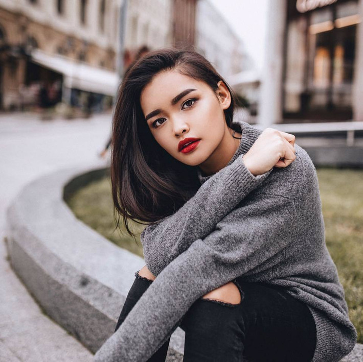 Linda Ngô sinh ra ở Moscow nước Nga, có bố là người Việt vì vậy mà trong tên của cô có họ là Ngô. Nữ TikToker này từng theo học tại Trường Đại Học SHMS Swiss Hotel Management ở Thụy Sĩ, sau đó về nước và hiện đang sinh sống và làm việc tại Sài Gòn.