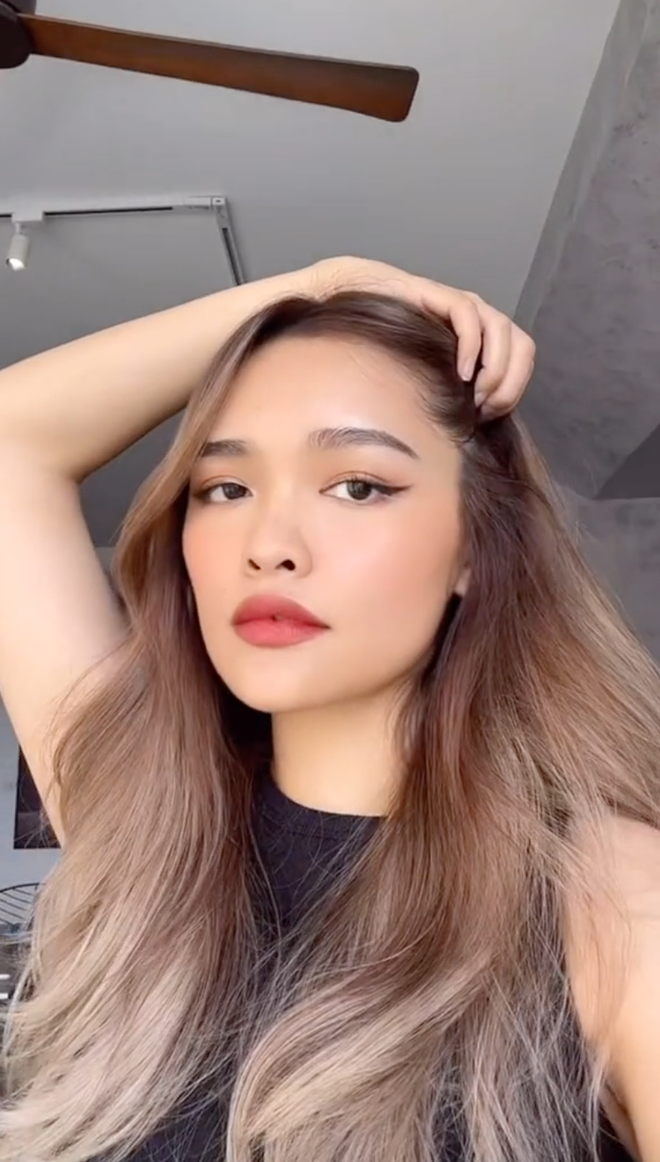 Không có mỹ phẩm hỗ trợ, trông Linda Ngô có phần nhợt nhạt nhưng phải thừa nhận rằng hot girl TikTok này sở hữu một gương mặt nét nào ra nét nấy, làn da cũng mịn màng không chút tì vết.