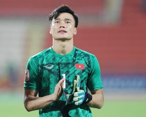 Sau thành công vang dội ở Thường Châu 2018, thủ môn Bùi Tiến Dũng khiến người hâm mộ thất vọng khi đánh mất dần phong độ. Cho nên, danh sách 29 cầu thủ đội tuyển Việt Nam sang UAE tham dự Vòng loại thứ hai World Cup 2022 khu vực Châu Á do HLV Park Hang Seo chọn không có tên thủ môn người Thanh Hóa.