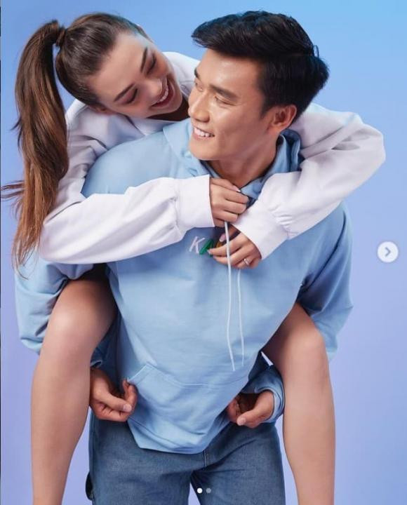 Bùi Tiến Dũng và bạn gái Tây thường xuyên đăng ảnh tình tứ bên nhau. Mới đây, Dianka còn hào hứng khoe dùng ốp đôi cùng bạn trai.