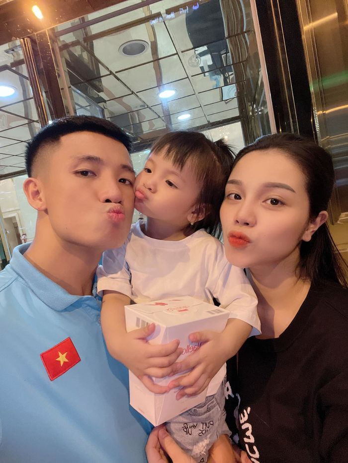 Quyết định sinh con xong mới tổ chức đám cưới nên vợ trung vệ Bùi Tiến Dũng là Khánh Linh phải rất nỗ lực để về dáng nhanh chóng.