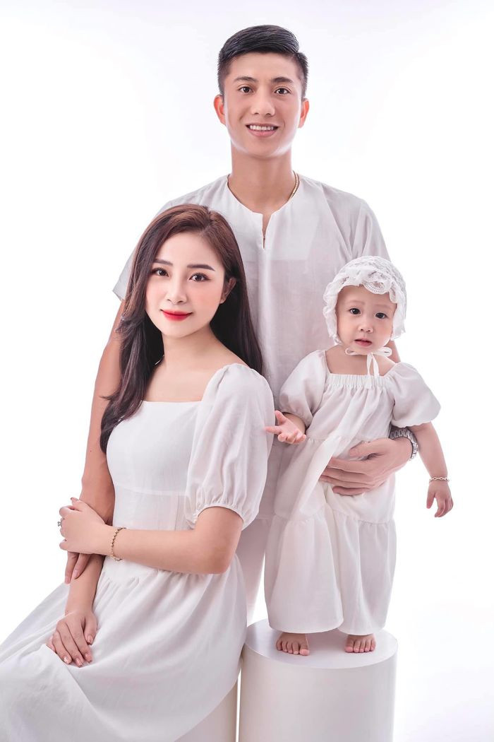 Vợ yêu của Phan Văn Đức cho biết bản thân chủ yếu tuân thủ chế độ ăn uống lành mạnh, kết hợp với việc nịt bụng để giúp vòng eo trở nên thon nhỏ và gọn gàng nhanh hơn.