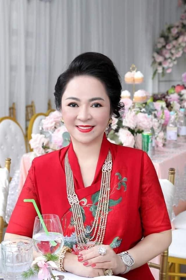 Nhìn hình trên mạng, em thật không nhận ra mình. Dìm hàng em vừa già vừa xấu. Quý dị thấy em đẹp không, vậy mà đưa hình như bà ngoại em vậy đó". Nữ CEO khu du lịch Đại Nam nói thêm.