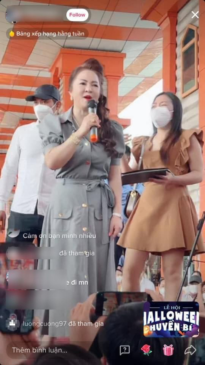 Vợ ông Dũng "lò vôi" thể hiện sự thân thiện khi liên tục vẫy tay chào, nở nụ cười thật tươi chào đón mọi người.