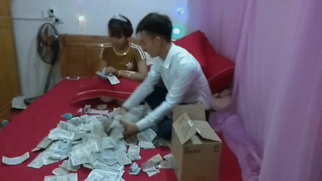 Chứng kiến cảnh quà cưới bá đạo trên, đa số nhiều người đều bất ngờ và lắc đầu ngán ngẩm trước hành động "khó đỡ" đến từ vị trí bạn thân cô dâu chú rể.