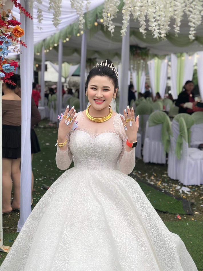 Nhận được quà cưới là nhẫn vàng khiến người được tặng vui mừng, trân trọng. Nhưng với cô dâu Nguyễn Thị Phương Thảo (đến từ Diễn Châu, Nghệ An), vợ chồng cô lại có trải nghiệm khó tin, dở khóc dở cười.