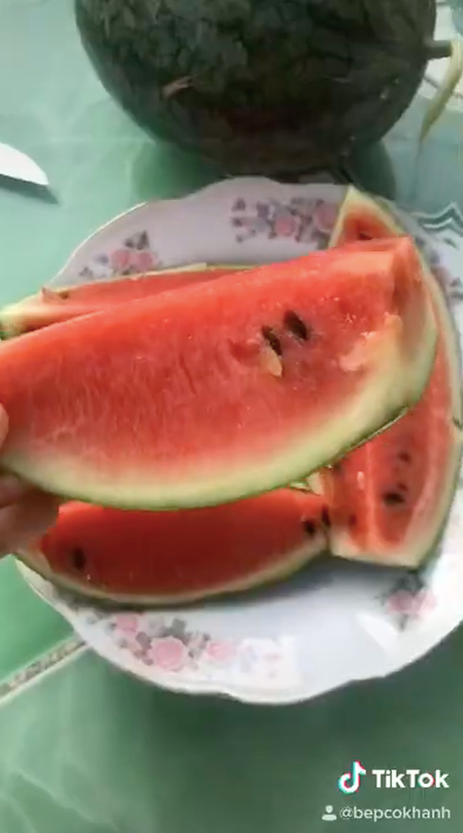 Trái với suy nghĩ của nhiều người về dưa hoang, 2 trái dưa tự mọc trong vườn nhà cô gái lại có chất lượng tốt, dù không có ai chăm bẵm và kích thước không quá lớn.