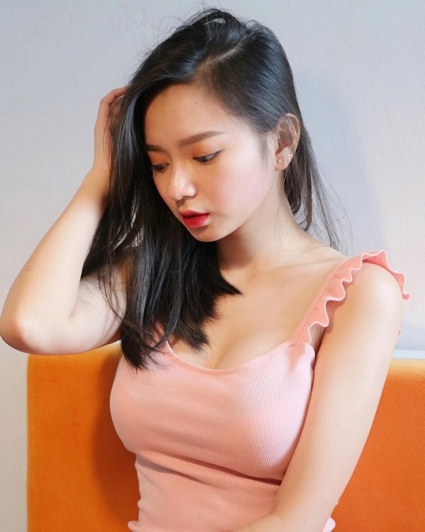 Kể từ sau scandal lộ ảnh nóng, nữ streamer nổi tiếng Vũ Ngọc Kim Chi đã từng bước từng bước lấy lại tinh thần và tương tác với fan. Trong một buổi stream gần nhất, cô nàng này còn vui vẻ trò chuyện và hướng dẫn fan cách chăm sóc da trên Facebook cá nhân.