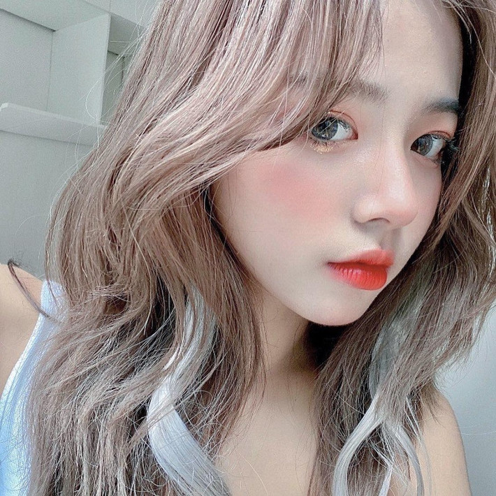 Hằng Phan có chiều cao 1m62, thân hình mảnh dẻ. Trước đây hot girl NEU là cô gái đen nhẻm, ngoại hình không mấy nổi bật nhưng cô đã có màn dậy thì hết sức thành công.